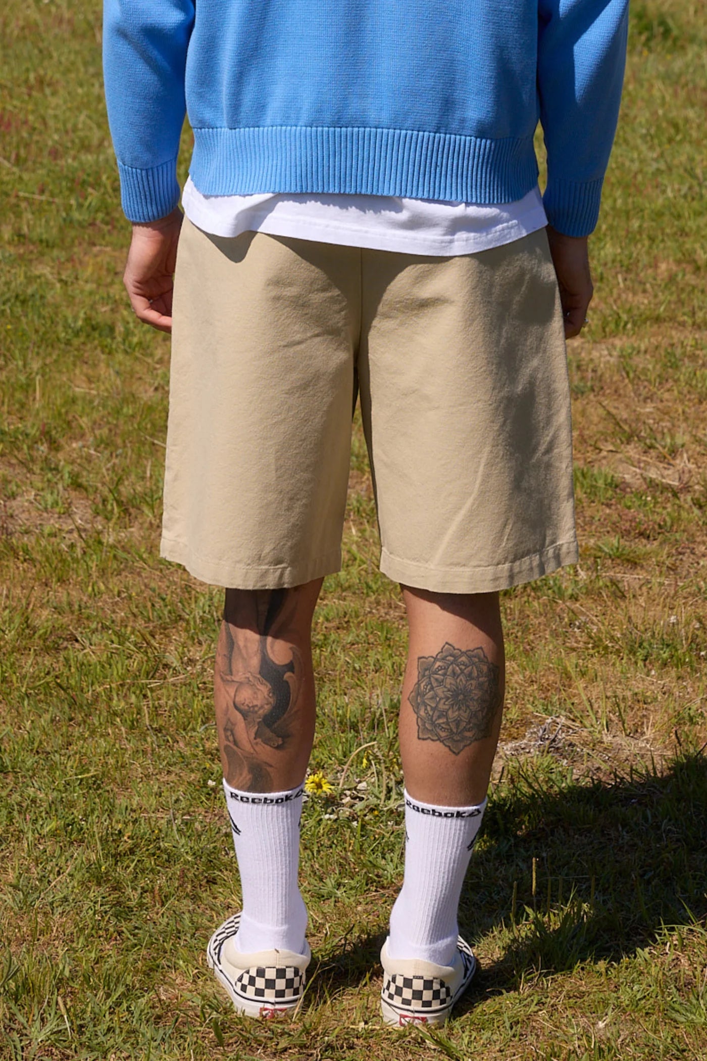 Pantalón corto chino beige de NWHR con pinzas, algodón orgánico GOTS, fabricado en Portugal.
