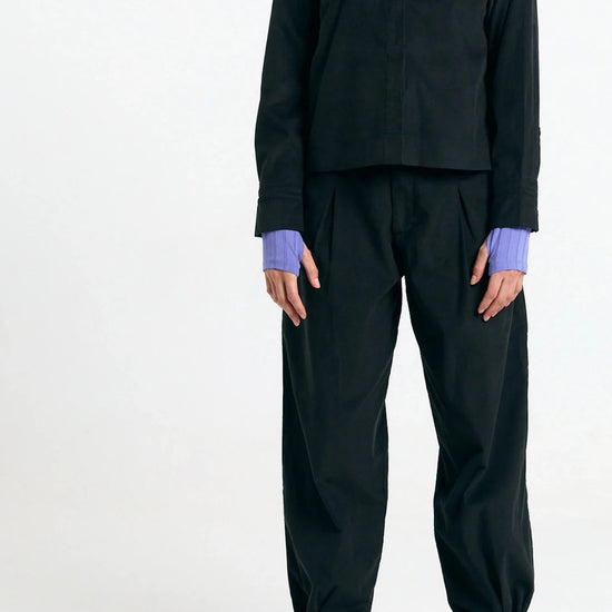 Camisa Vila black de Suite13Lab en micro pana de algodón orgánico, con cuello clásico