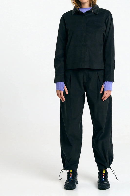 Camisa Vila black de Suite13Lab en micro pana de algodón orgánico, con cuello clásico