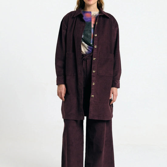 Sobrecamisa Seia cord brown de Suite13Lab en pana de algodón orgánico, con bolsillos de parche