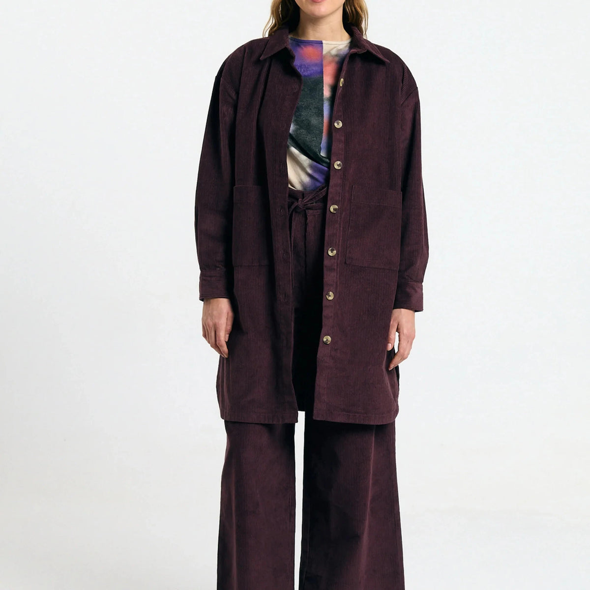 Sobrecamisa Seia cord brown de Suite13Lab en pana de algodón orgánico, con bolsillos de parche