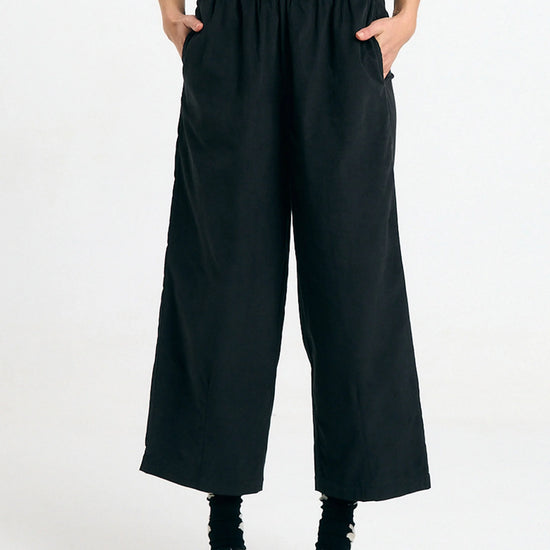 Pantalón Avis black de Suite13Lab en micro pana de algodón orgánico, corte globo y silueta cropped