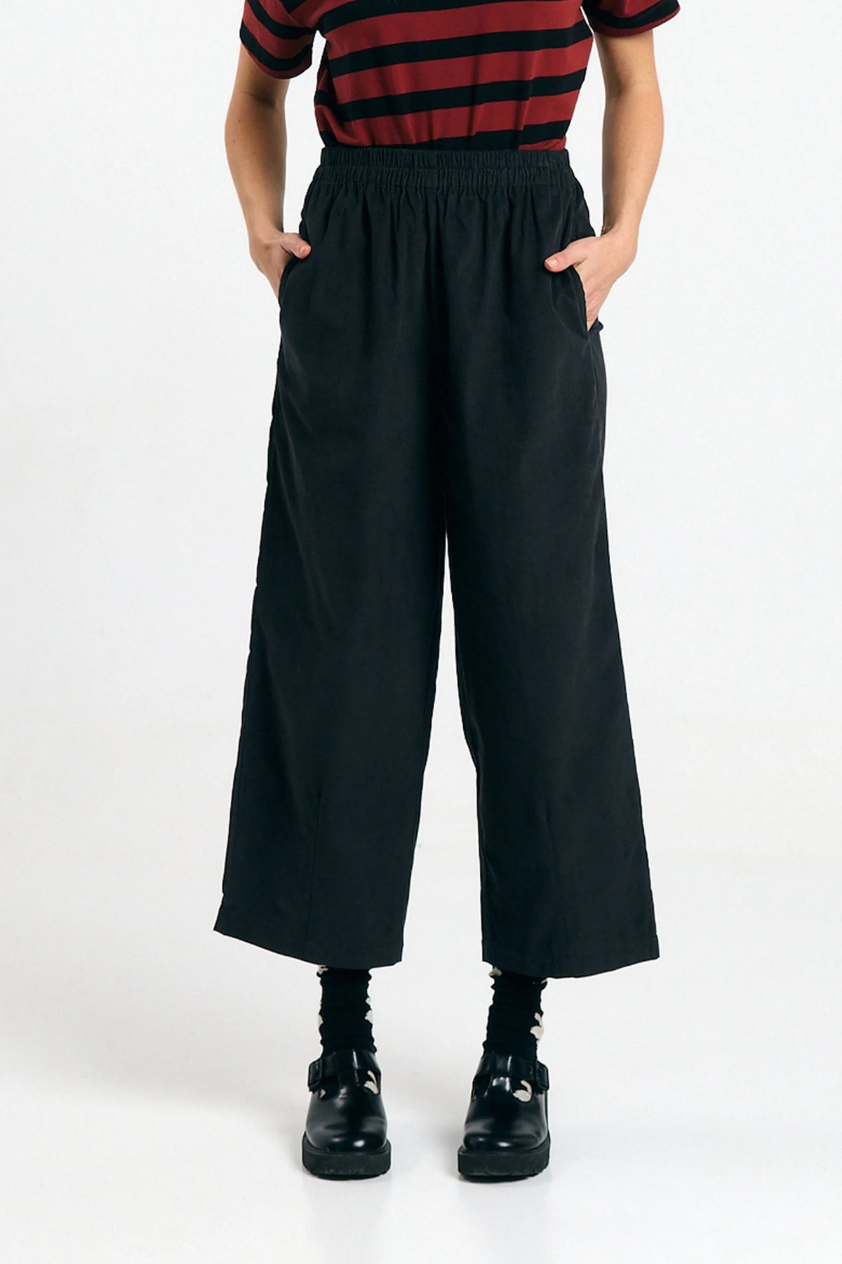 Pantalón Avis black de Suite13Lab en micro pana de algodón orgánico, corte globo y silueta cropped