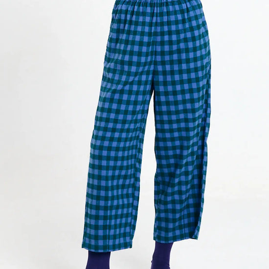 Pantalón Avis check blue de Suite13Lab en micro pana de algodón orgánico, corte globo y cuadros