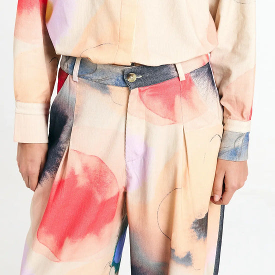 Pantalón Nine print garden de Suite13Lab en micro pana de algodón orgánico, con pliegues y bajo ajustable