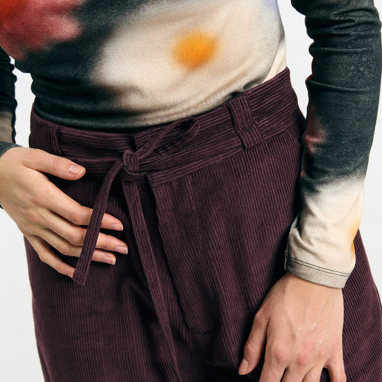 Pantalón Silves cord brown de Suite13Lab en pana de algodón orgánico, pierna ancha con cinturón