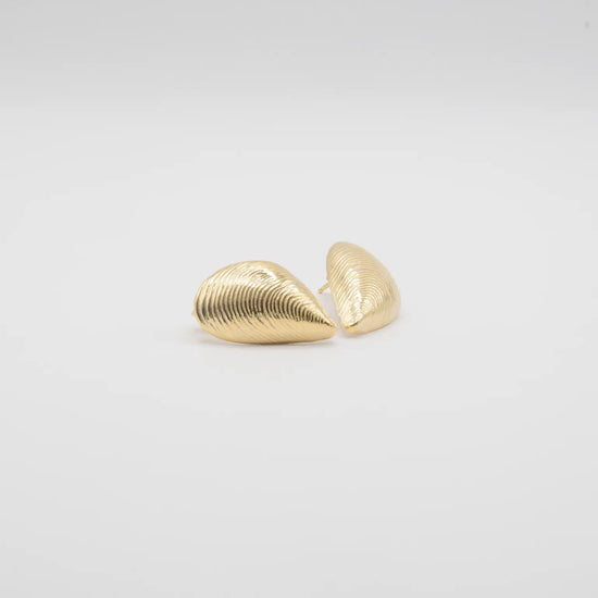 Pendientes pequeños de plata con forma de mejillón chapados en oro de 18k, con cierre de presión y diseño artesanal de la marca Pipa Pirita.