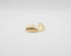 Pendientes pequeños de plata con forma de mejillón chapados en oro de 18k, con cierre de presión y diseño artesanal de la marca Pipa Pirita.