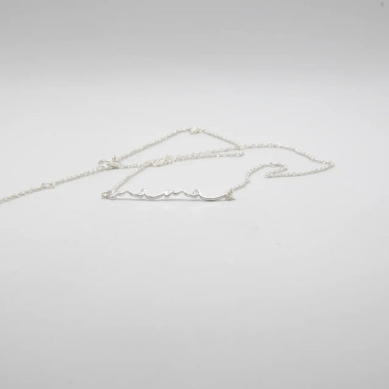 

Collar con colgante de la palabra MAMÁ en plata de ley 925, cadena fina con mosquetón, joyería artesanal Pipa Pirita colección Vínculos