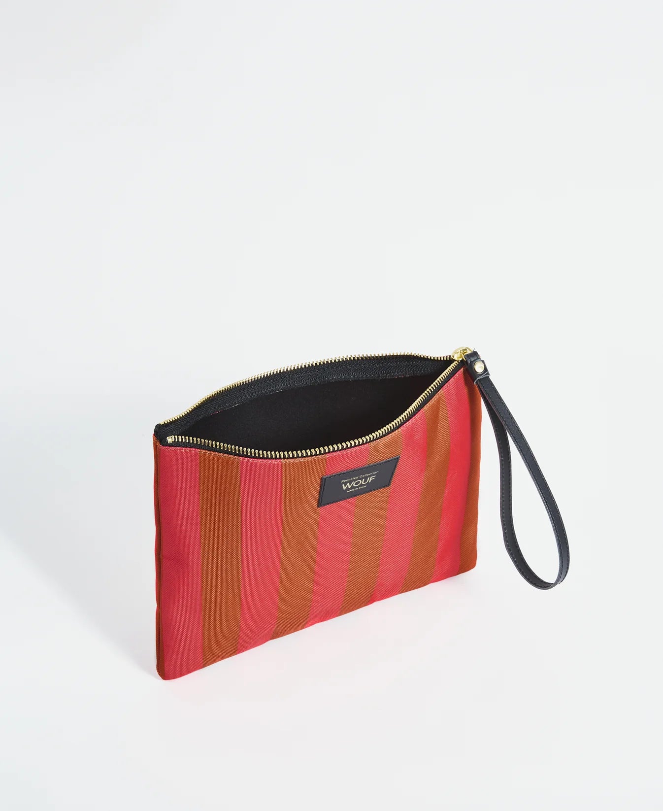 Bolso de mano tipo sobre de gran tamaño con estampado de rayas en tonos naranja y rosa, con cierre de cremallera superior y etiqueta de cuero