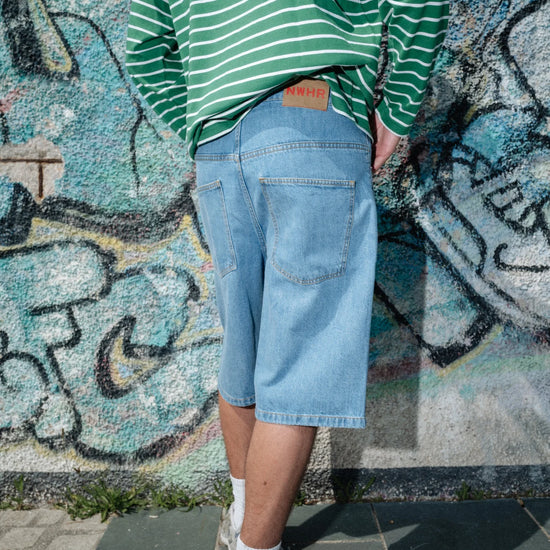 Pantalón corto vaquero oversize de NWHR, algodón orgánico GOTS, cinco bolsillos, fabricado en Portugal.