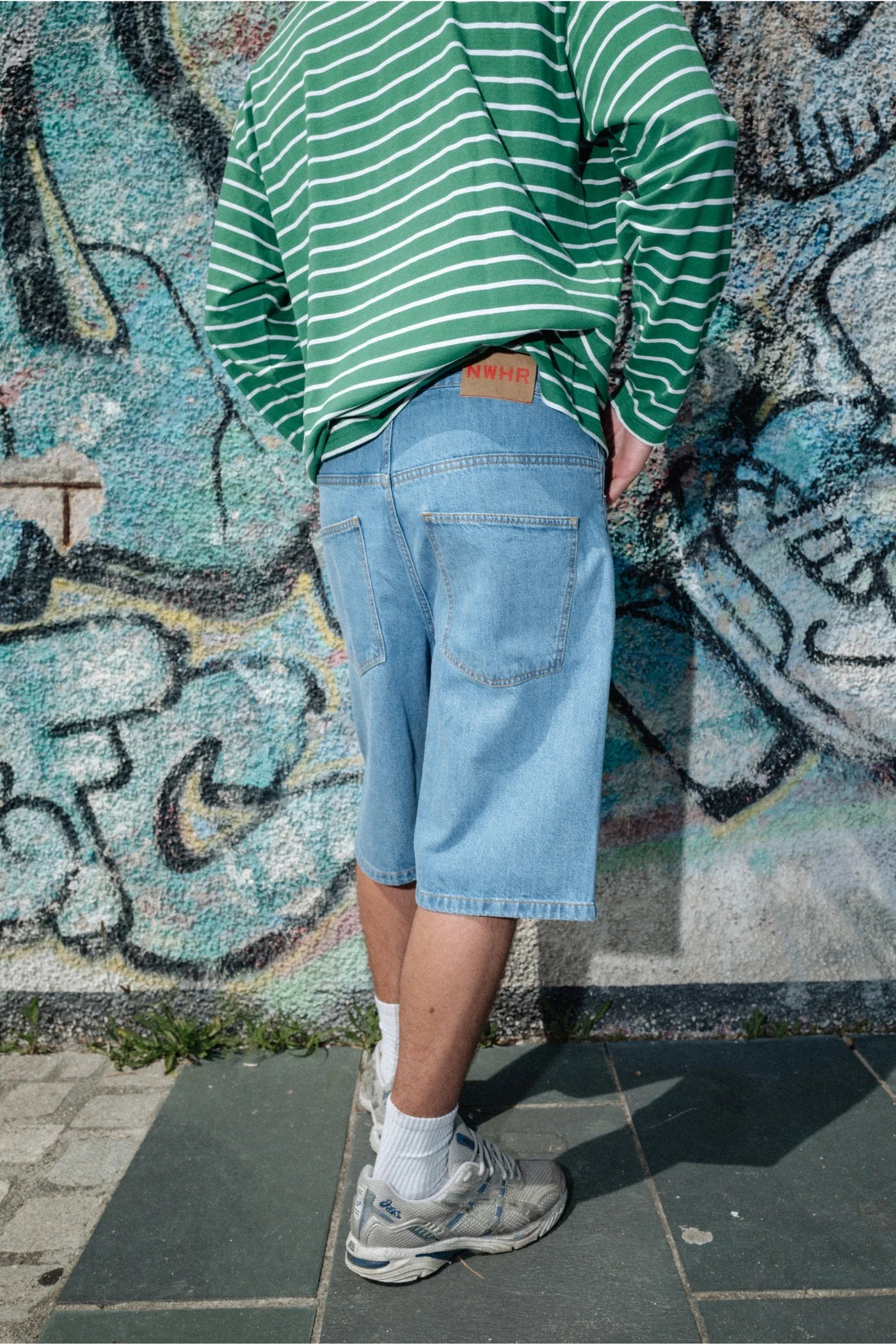 Pantalón corto vaquero oversize de NWHR, algodón orgánico GOTS, cinco bolsillos, fabricado en Portugal.