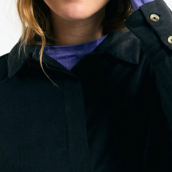Camisa Vila black de Suite13Lab en micro pana de algodón orgánico, con cuello clásico