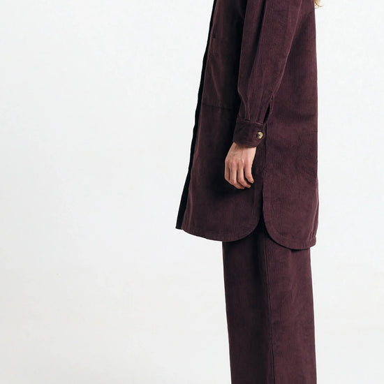 Sobrecamisa Seia cord brown de Suite13Lab en pana de algodón orgánico, con bolsillos de parche