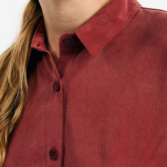 Camisa Lisboa brick de Suite13Lab en lyocell TENCEL, manga larga, cuello clásico y caída fluida