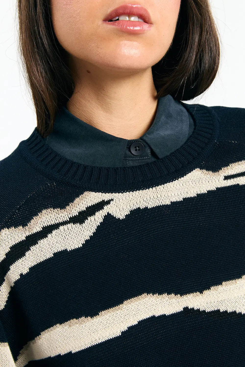 Jersey Nelas jacquard Flysch de Suite13Lab en algodón orgánico, cuello redondo y mangas raglán