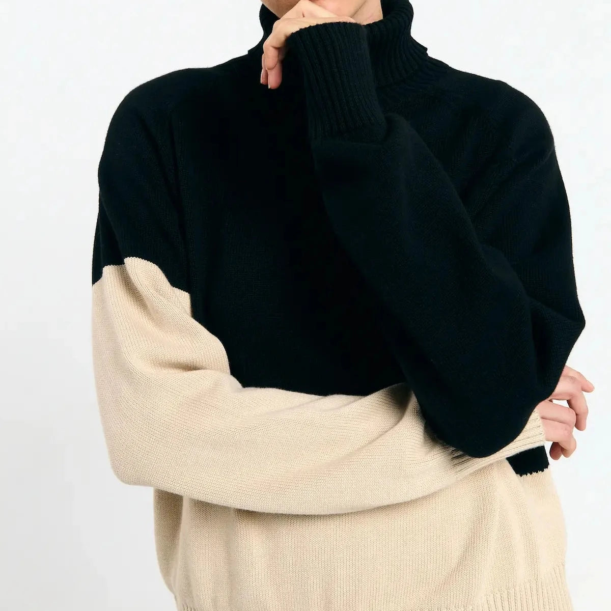 Jersey Luso bicolor black de Suite13Lab en algodón orgánico, cuello alto y mangas raglán