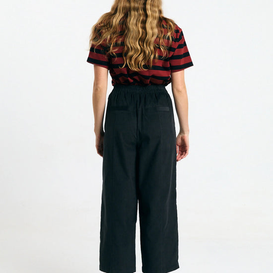 Pantalón Avis black de Suite13Lab en micro pana de algodón orgánico, corte globo y silueta cropped