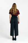 Pantalón Avis black de Suite13Lab en micro pana de algodón orgánico, corte globo y silueta cropped