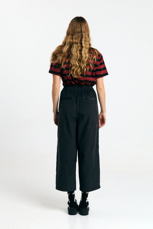 Pantalón Avis black de Suite13Lab en micro pana de algodón orgánico, corte globo y silueta cropped