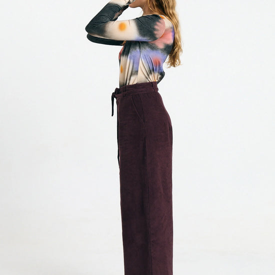 Pantalón Silves cord brown de Suite13Lab en pana de algodón orgánico, pierna ancha con cinturón