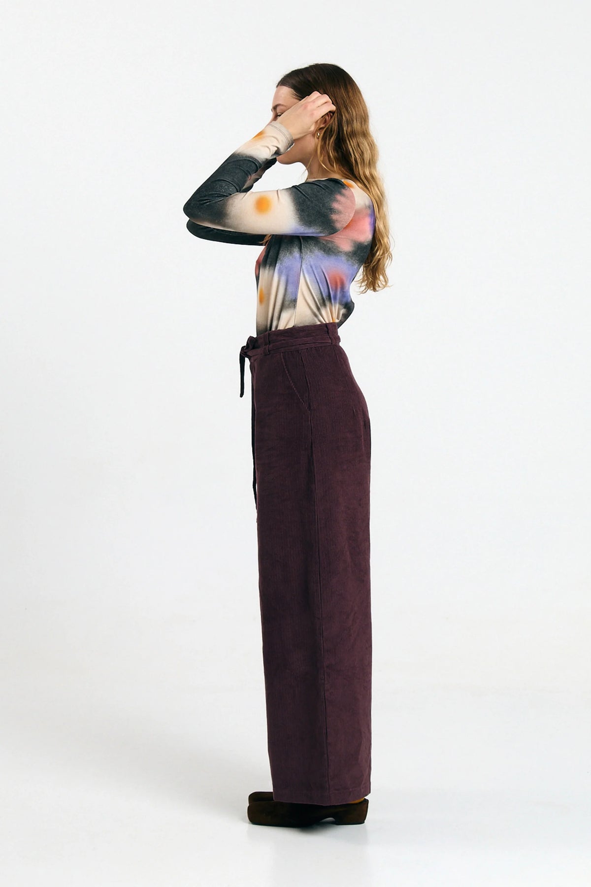 Pantalón Silves cord brown de Suite13Lab en pana de algodón orgánico, pierna ancha con cinturón