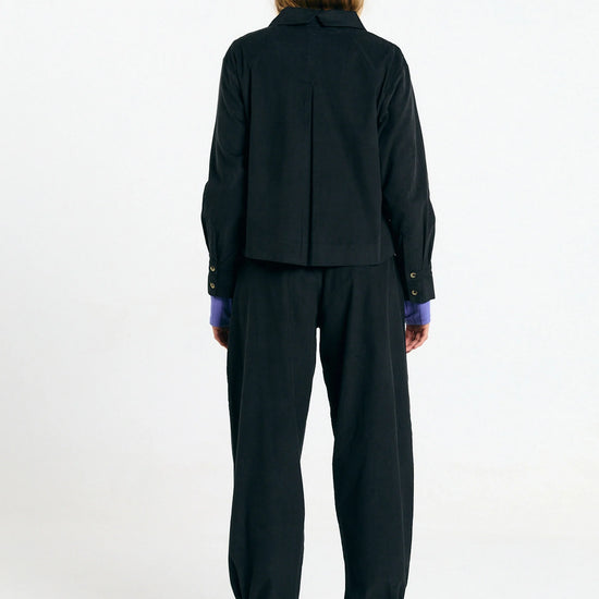 Camisa Vila black de Suite13Lab en micro pana de algodón orgánico, con cuello clásico