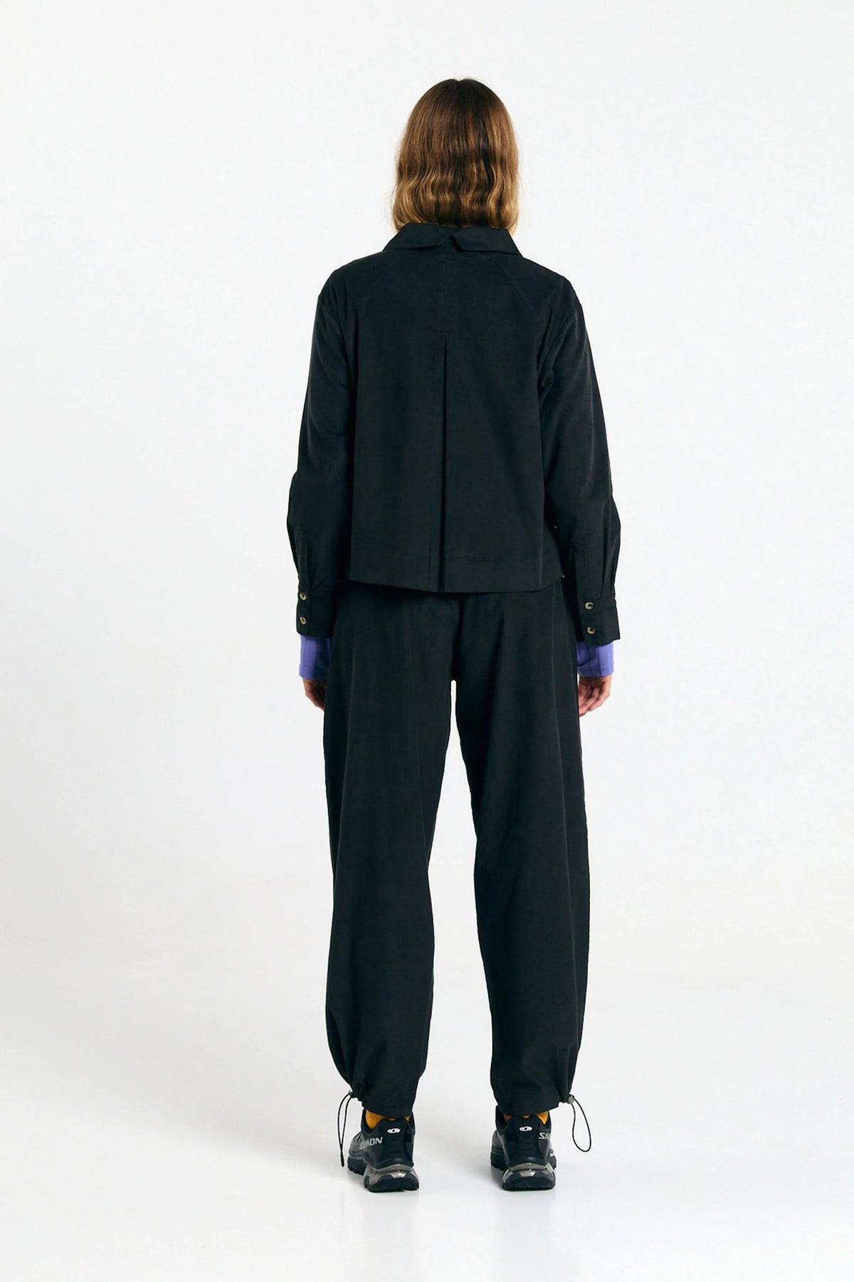 Camisa Vila black de Suite13Lab en micro pana de algodón orgánico, con cuello clásico