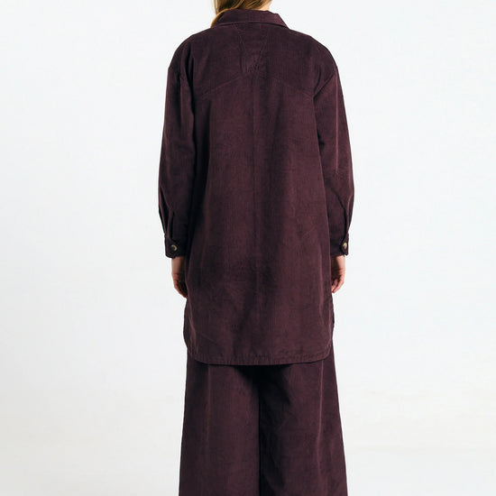 Sobrecamisa Seia cord brown de Suite13Lab en pana de algodón orgánico, con bolsillos de parche