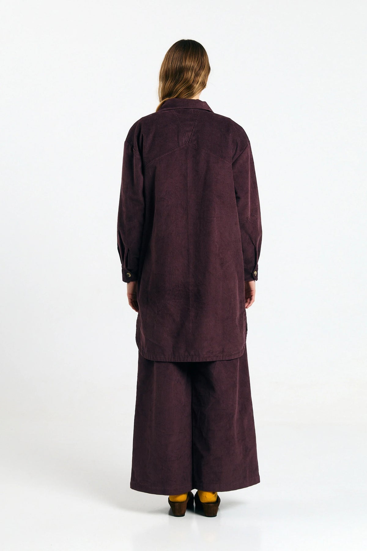 Sobrecamisa Seia cord brown de Suite13Lab en pana de algodón orgánico, con bolsillos de parche