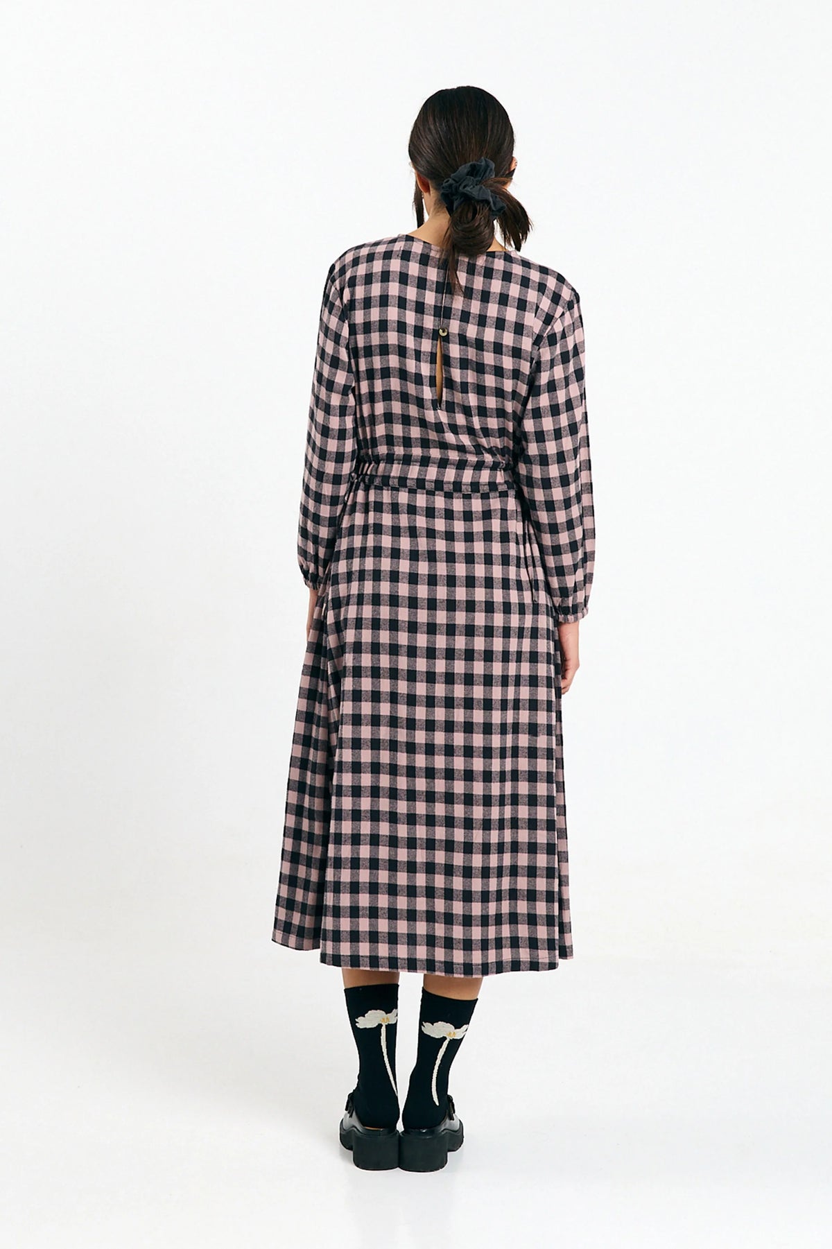 Vestido midi Ota check black de Suite13Lab en algodón orgánico, con mangas abullonadas
