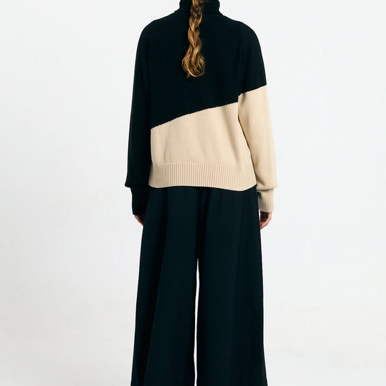 Jersey Luso bicolor black de Suite13Lab en algodón orgánico, cuello alto y mangas raglán