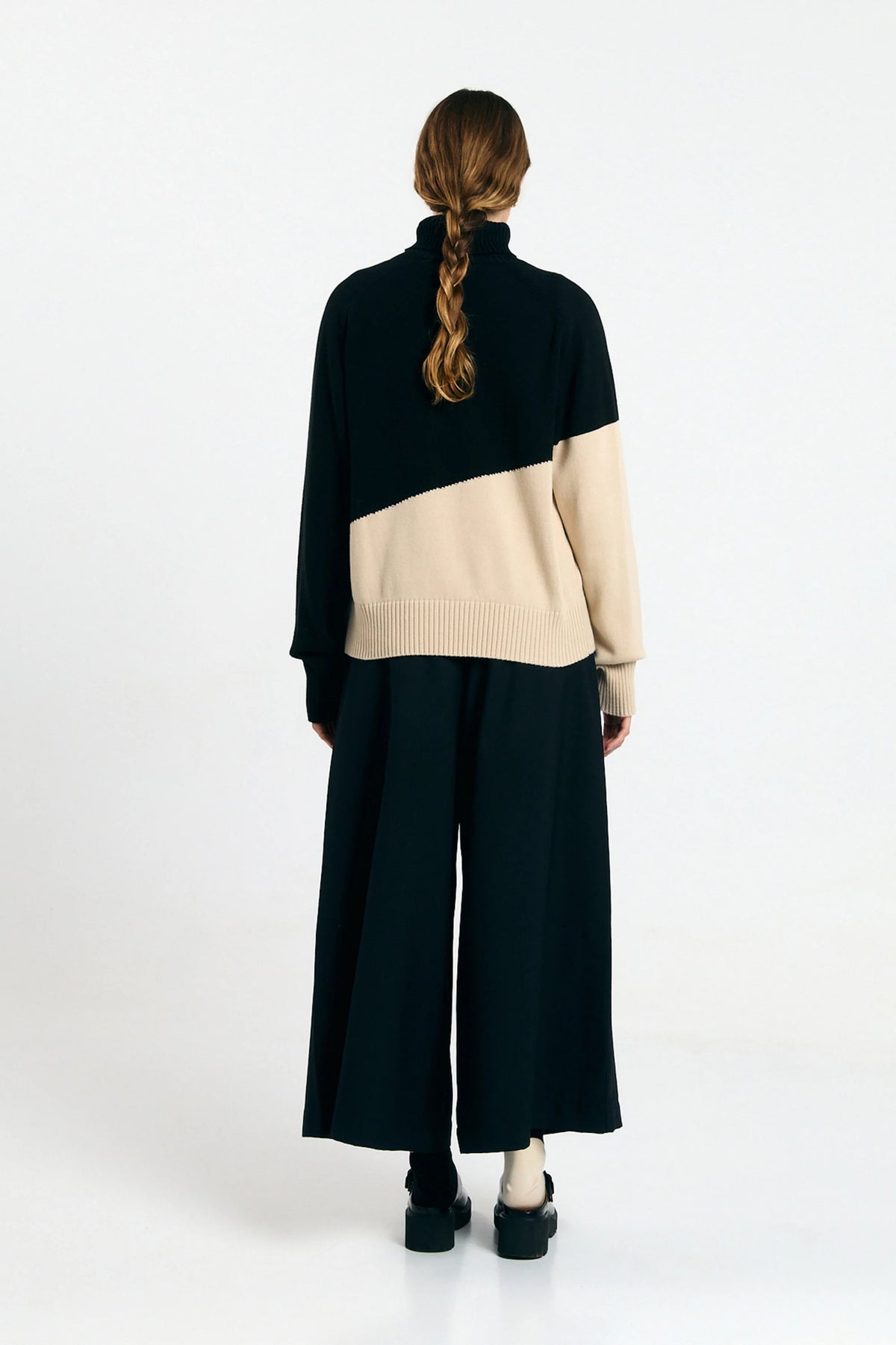 Jersey Luso bicolor black de Suite13Lab en algodón orgánico, cuello alto y mangas raglán