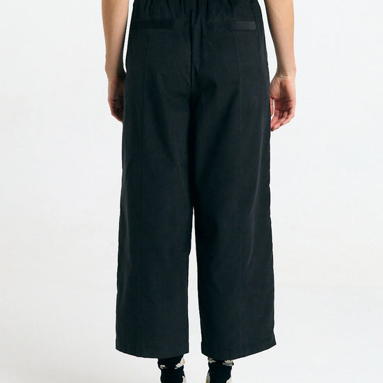 Pantalón Avis black de Suite13Lab en micro pana de algodón orgánico, corte globo y silueta cropped