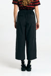 Pantalón Avis black de Suite13Lab en micro pana de algodón orgánico, corte globo y silueta cropped