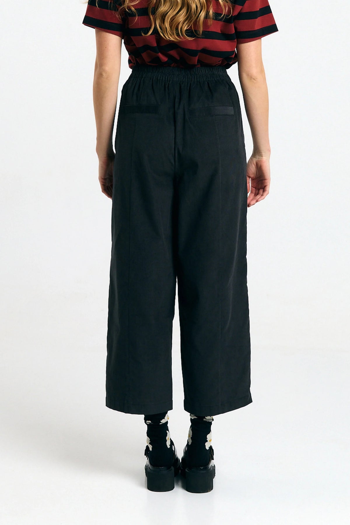 Pantalón Avis black de Suite13Lab en micro pana de algodón orgánico, corte globo y silueta cropped