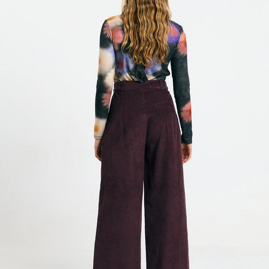 Pantalón Silves cord brown de Suite13Lab en pana de algodón orgánico, pierna ancha con cinturón