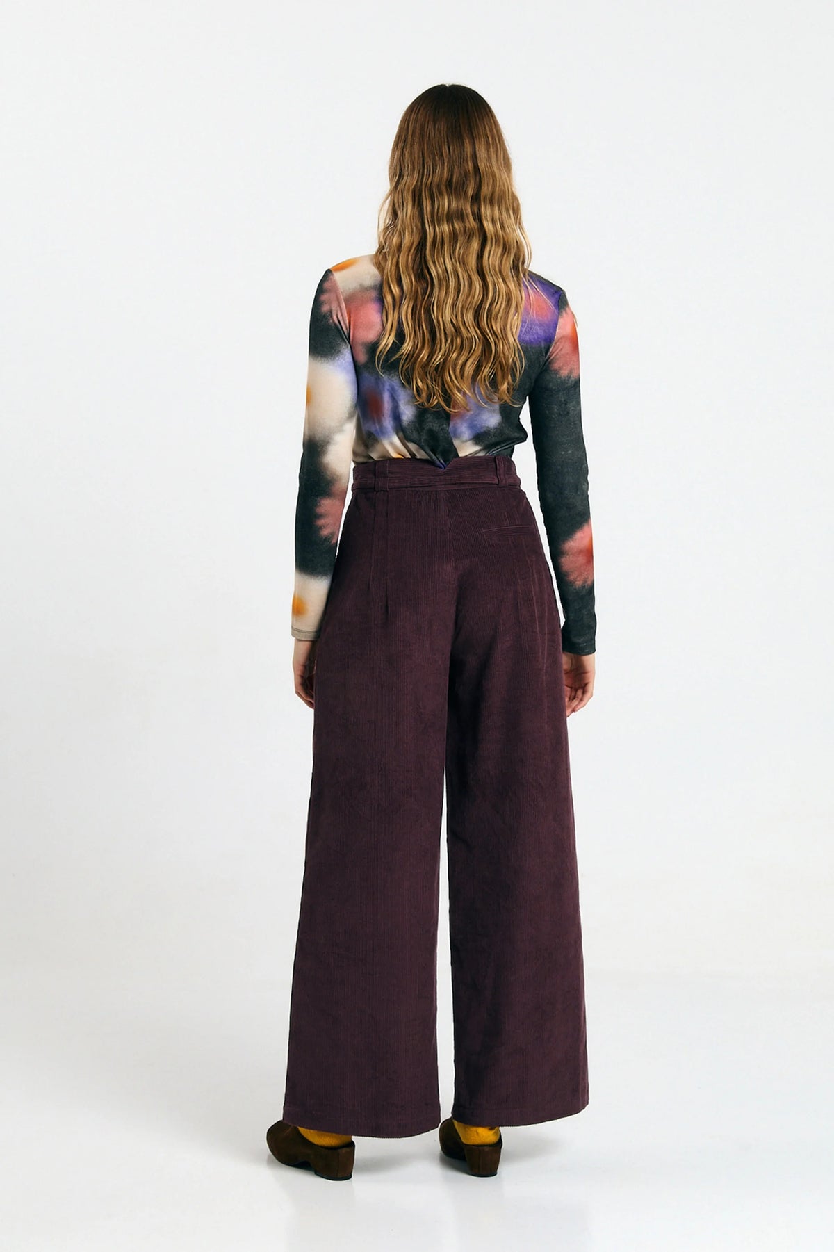 Pantalón Silves cord brown de Suite13Lab en pana de algodón orgánico, pierna ancha con cinturón