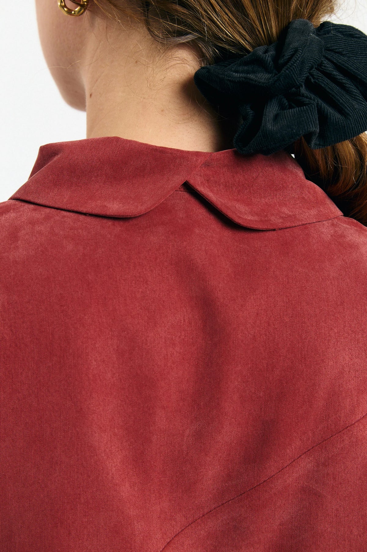 Camisa Lisboa brick de Suite13Lab en lyocell TENCEL, manga larga, cuello clásico y caída fluida