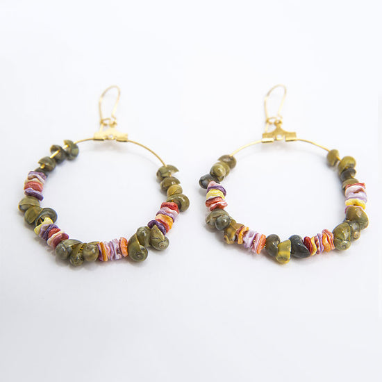 Pendientes de aro Creta de Montse Betanzos: conchas
marinas en color natural, 30 mm de diámetro.