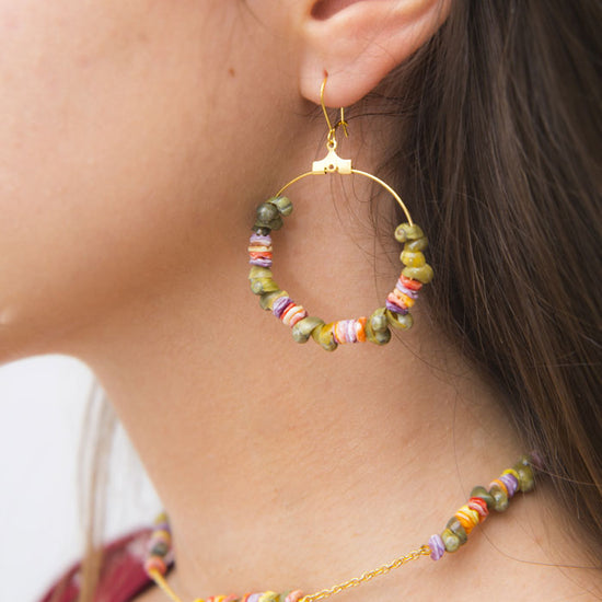 Pendientes de aro Creta de Montse Betanzos: conchas
marinas en color natural, 30 mm de diámetro.