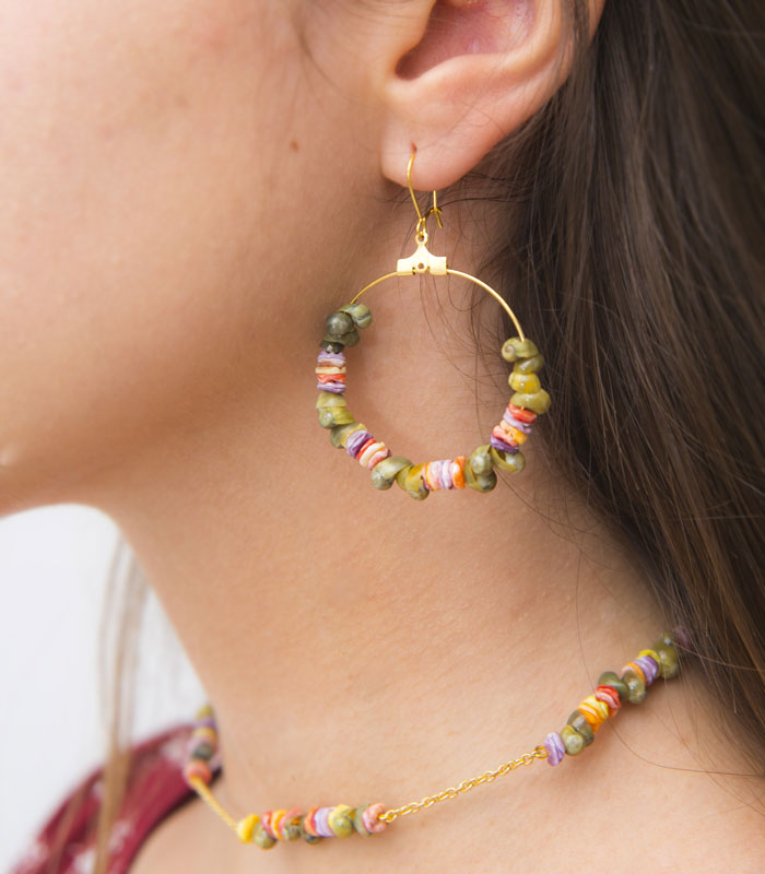 Pendientes de aro Creta de Montse Betanzos: conchas
marinas en color natural, 30 mm de diámetro.