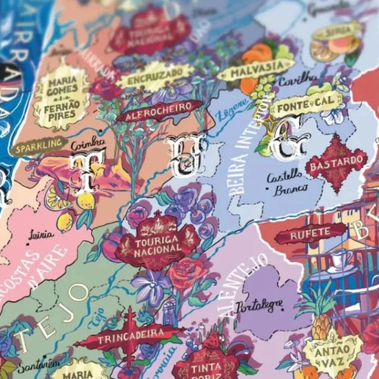 Puzzle de 1000 piezas que representa un mapa ilustrado de Portugal con sus regiones vinícolas, variedades de uva y elementos culturales sobre un fondo azul oscuro.