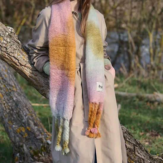 Bufanda de mohair voluminosa con diseño artesanal tie-dye en tonos cálidos y naturales, con flecos largos manuales y textura de pelo suave.