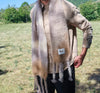 Bufanda de mohair y lana con estampado artesanal tie-dye en tonos degradados azules y naturales, con flecos largos hechos a mano en los extremos.