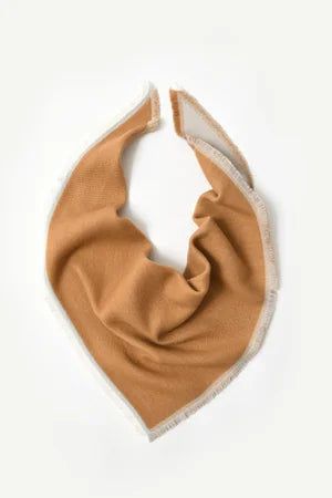 Bandana triangular de lana con pequeños flecos Camel