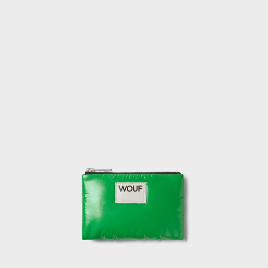 Cartera pequeña de color verde oscuro con acabado brillante, cierre de cremallera superior, ranura trasera de cuero para tarjetas y etiqueta frontal de Wouf