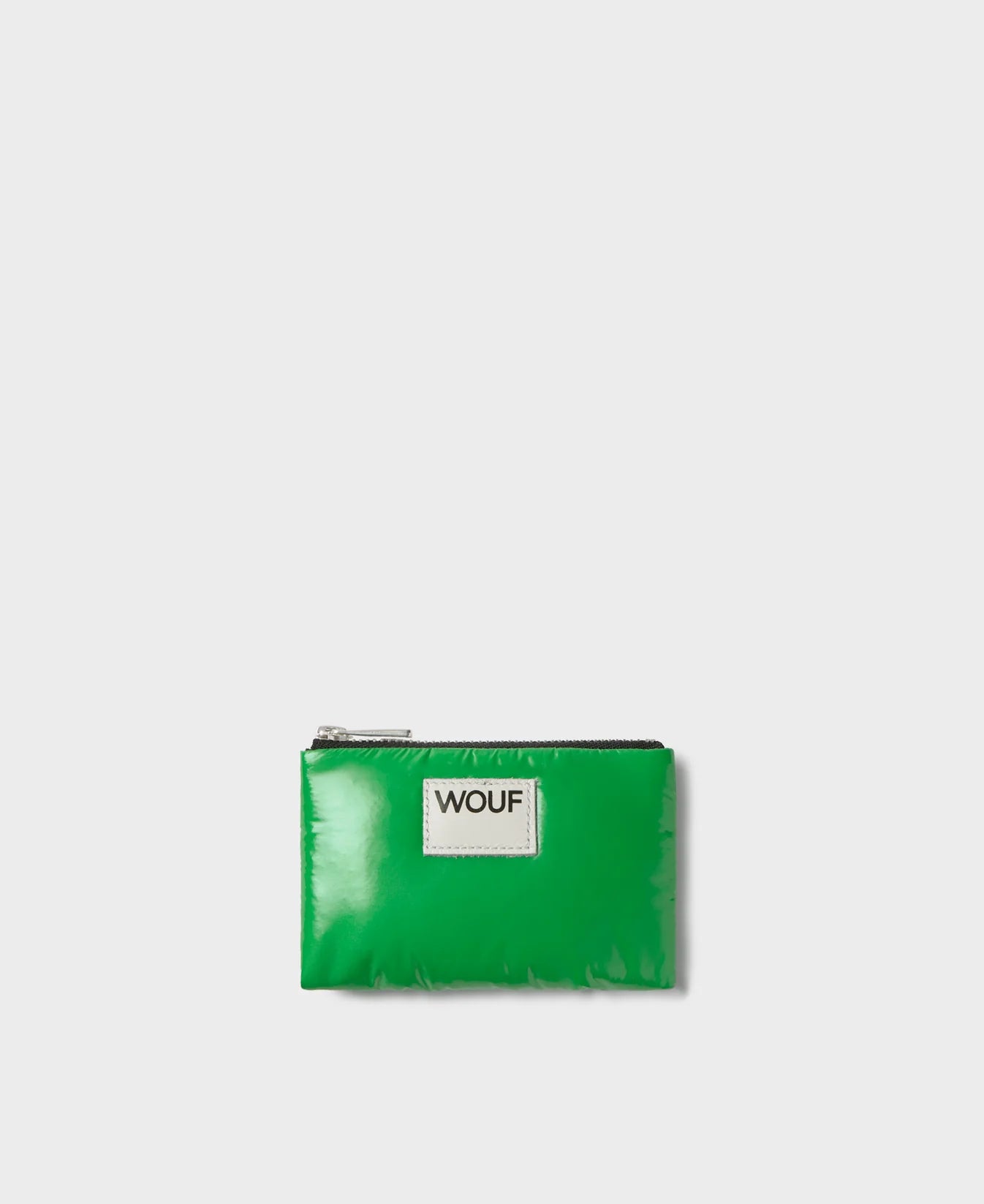 Cartera pequeña de color verde oscuro con acabado brillante, cierre de cremallera superior, ranura trasera de cuero para tarjetas y etiqueta frontal de Wouf