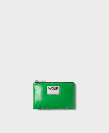 Cartera pequeña de color verde oscuro con acabado brillante, cierre de cremallera superior, ranura trasera de cuero para tarjetas y etiqueta frontal de Wouf