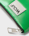 Cartera pequeña de color verde oscuro con acabado brillante, cierre de cremallera superior, ranura trasera de cuero para tarjetas y etiqueta frontal de Wouf